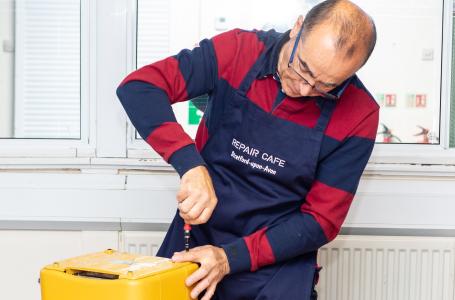 Volunteer repairing a toaster at the Repair Cafe